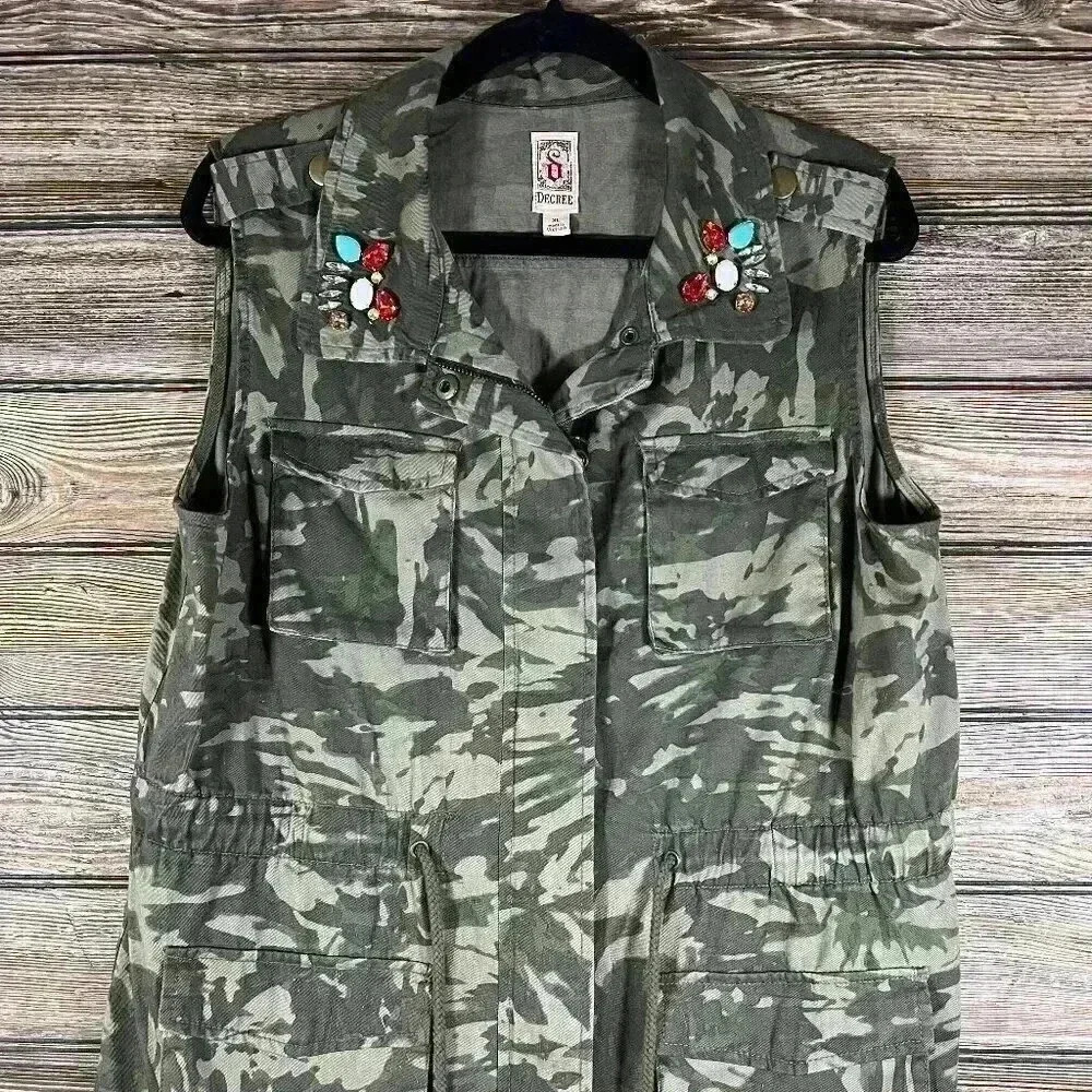 Decree Camoflauge Zip & Snap Front Bejeweled Vest Size M